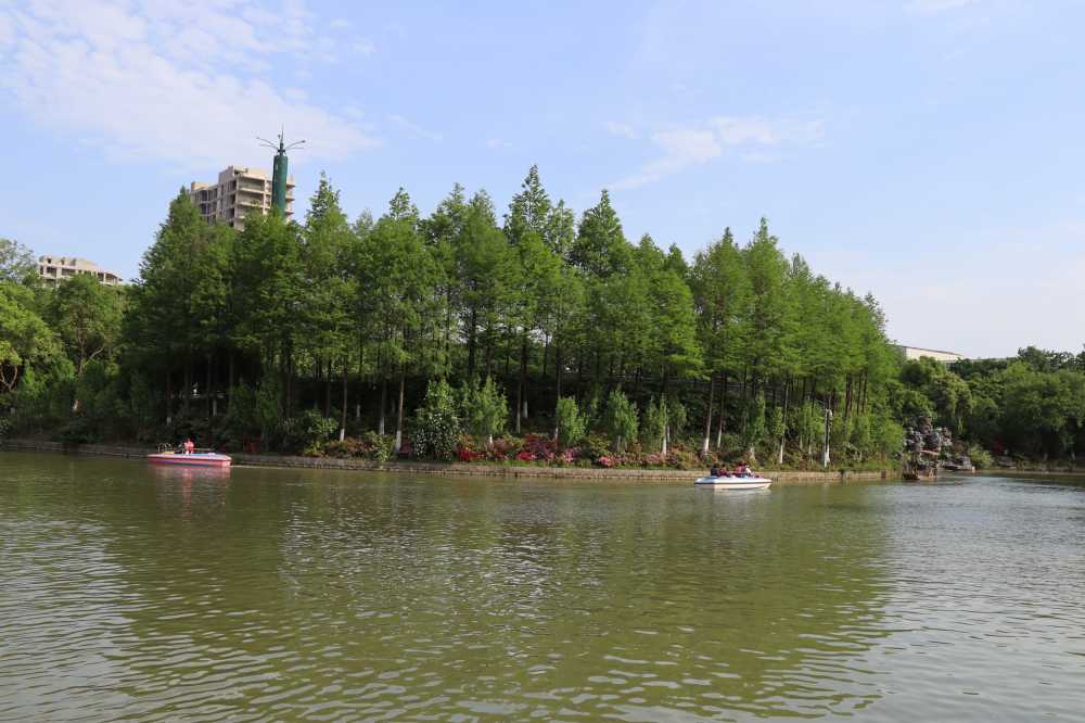 远眺常州凤凰公园湖泊