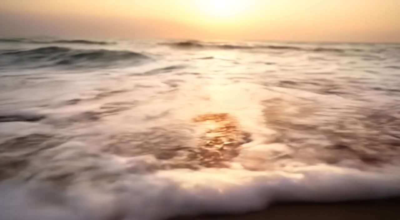 海滩上，一波轻柔的波浪滚滚而来，轻抚着沙滩。当海水