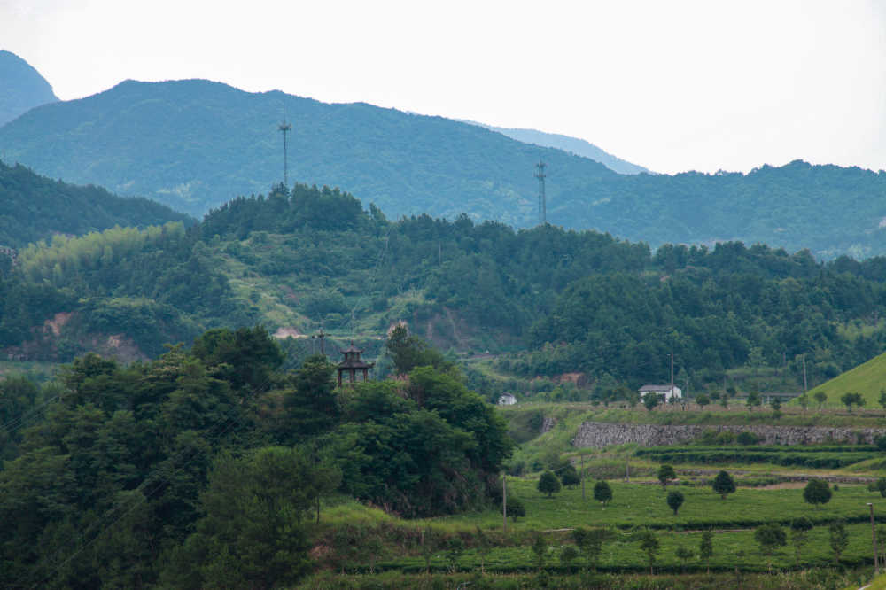 山峦和水库