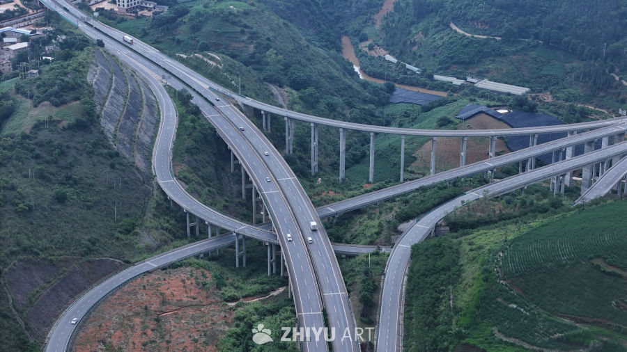 山间蜿蜒的高速公路