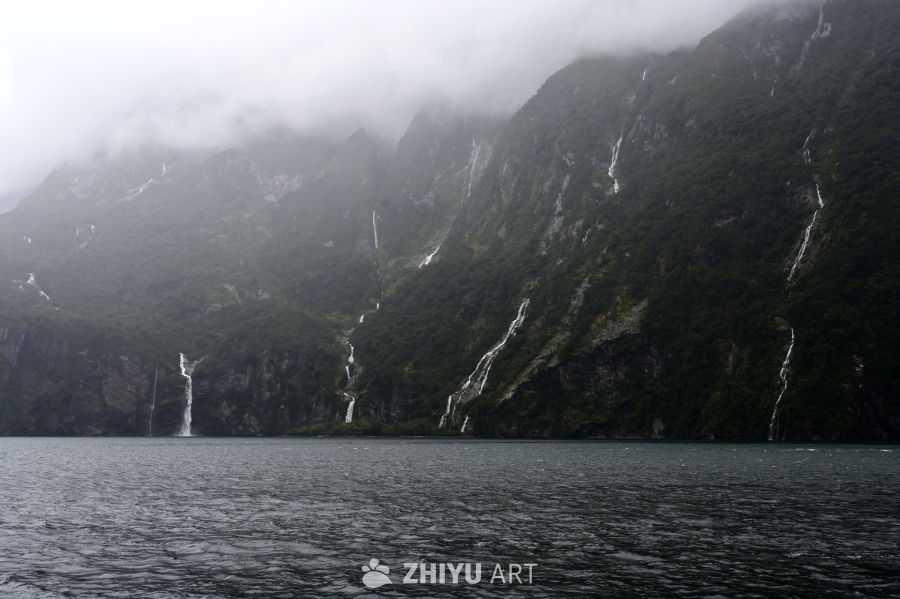 新西兰南岛阴雨中米尔福德峡湾的高大瀑布和峡湾风光 7
