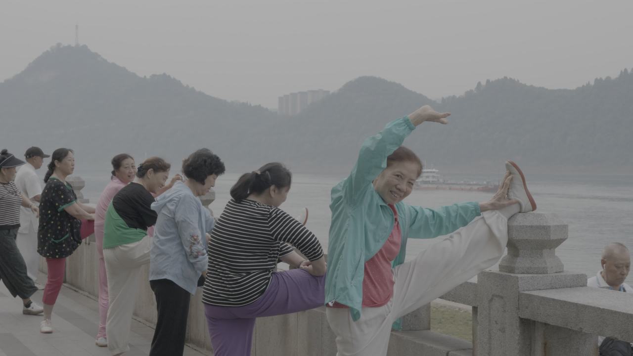 河边晨练的和谐场景