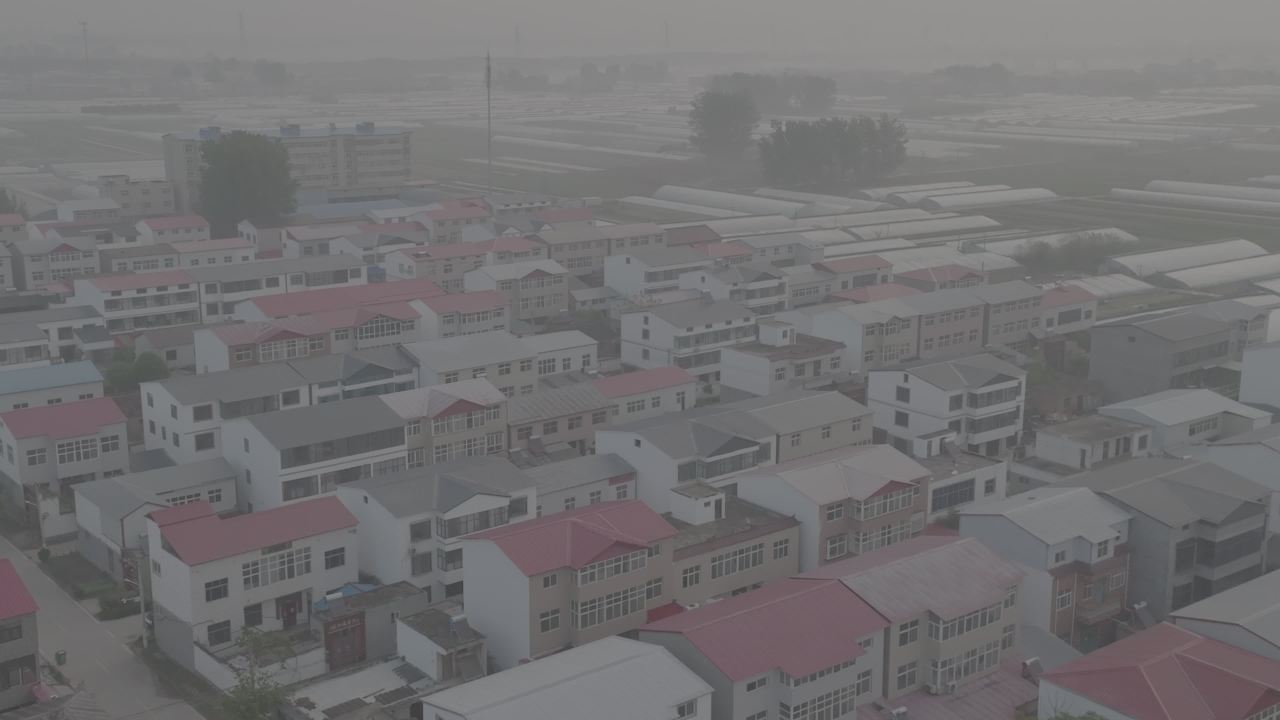 雾中静谧的城市与温室