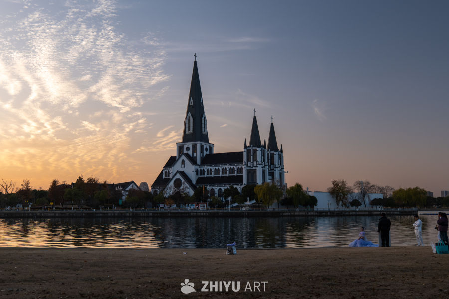 黄昏湖畔教堂婚纱照