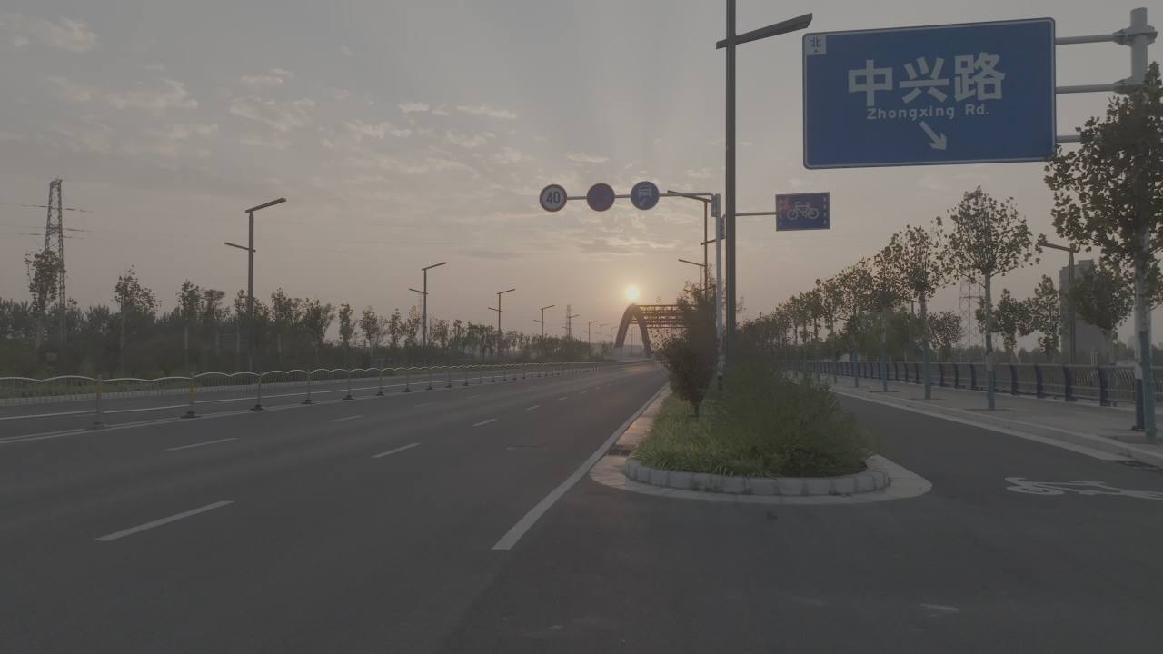 夕阳下的城市之路