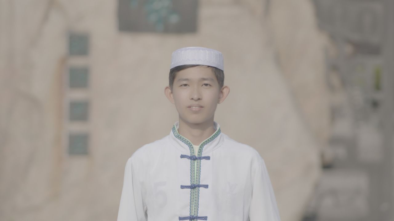身穿传统服饰的男孩微笑