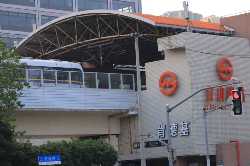 宜山路地铁站列车进站瞬间