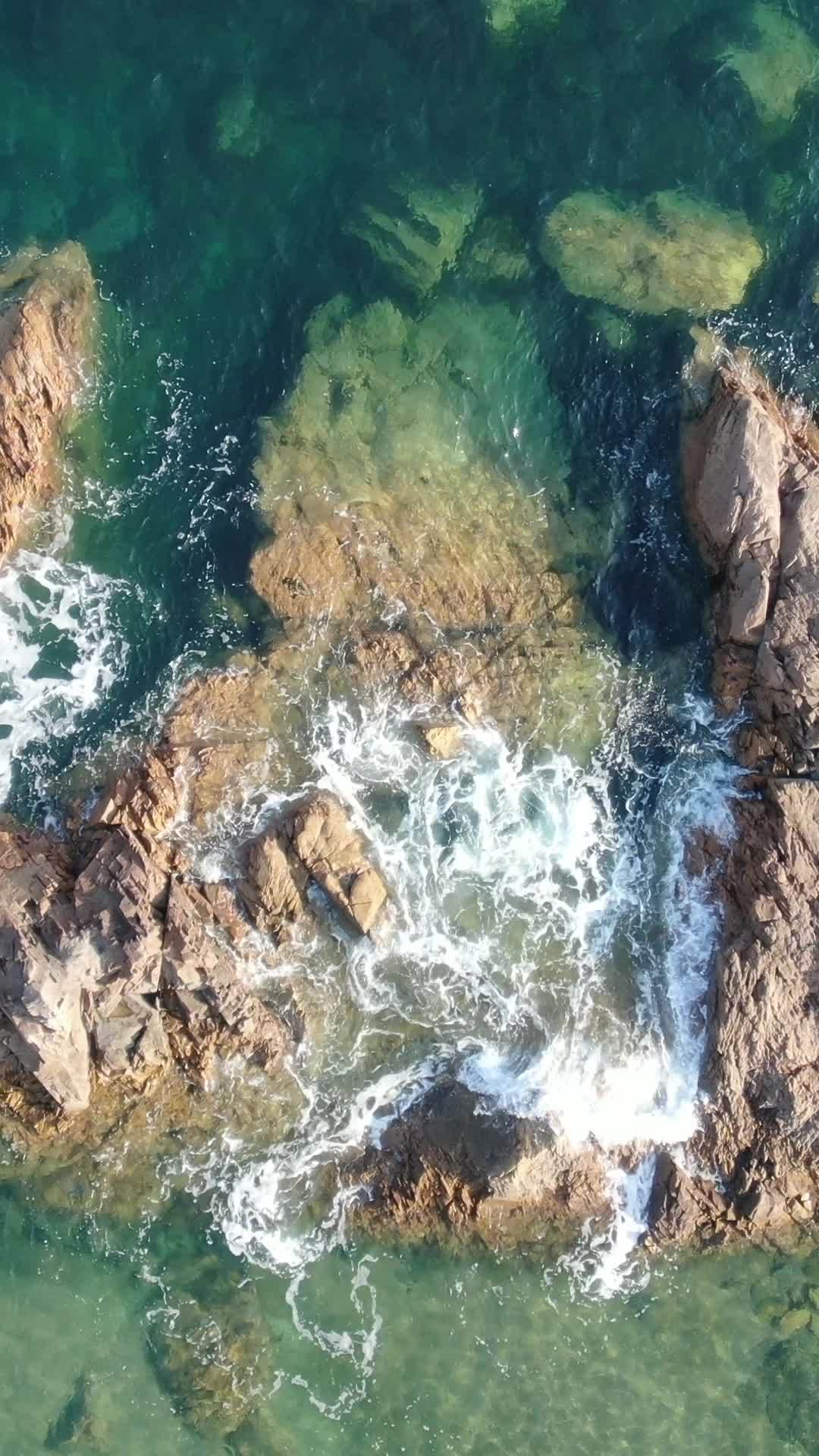 海岸岩石与海浪