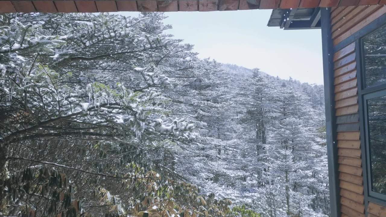 雪山下雨景