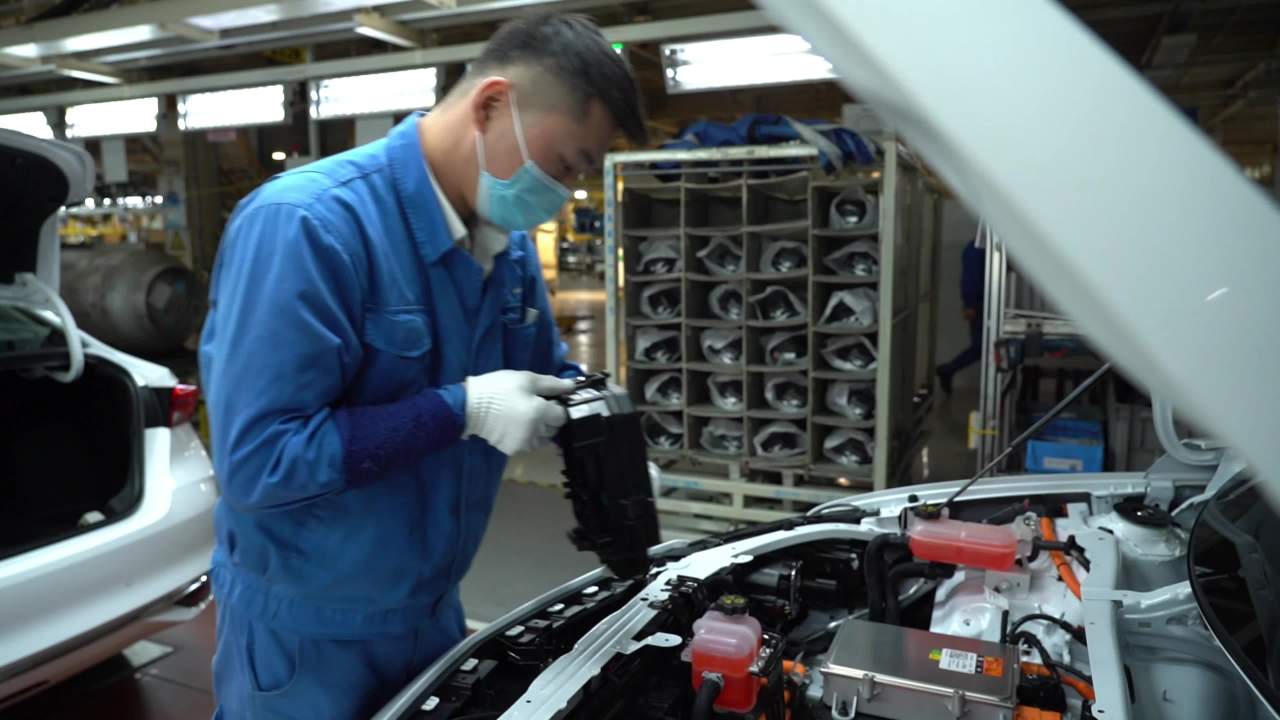 汽车制造流水线车间