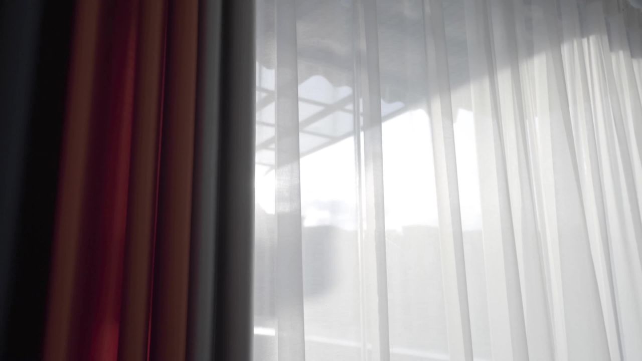 阳光透过窗帘