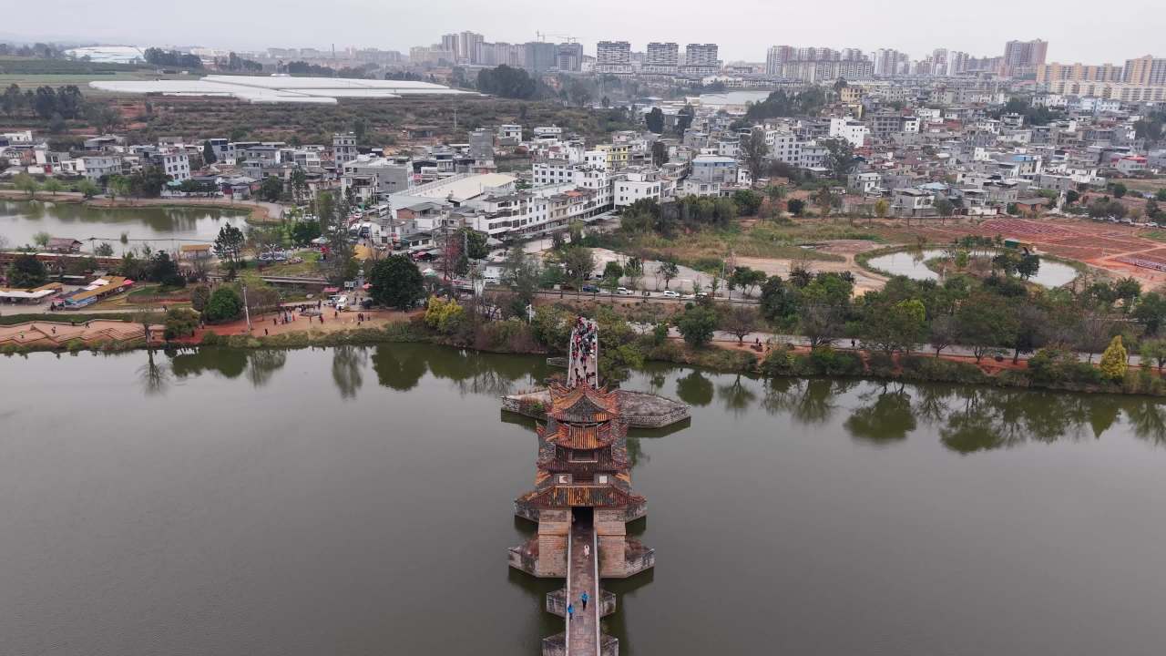 湖畔古桥与城市交相辉映