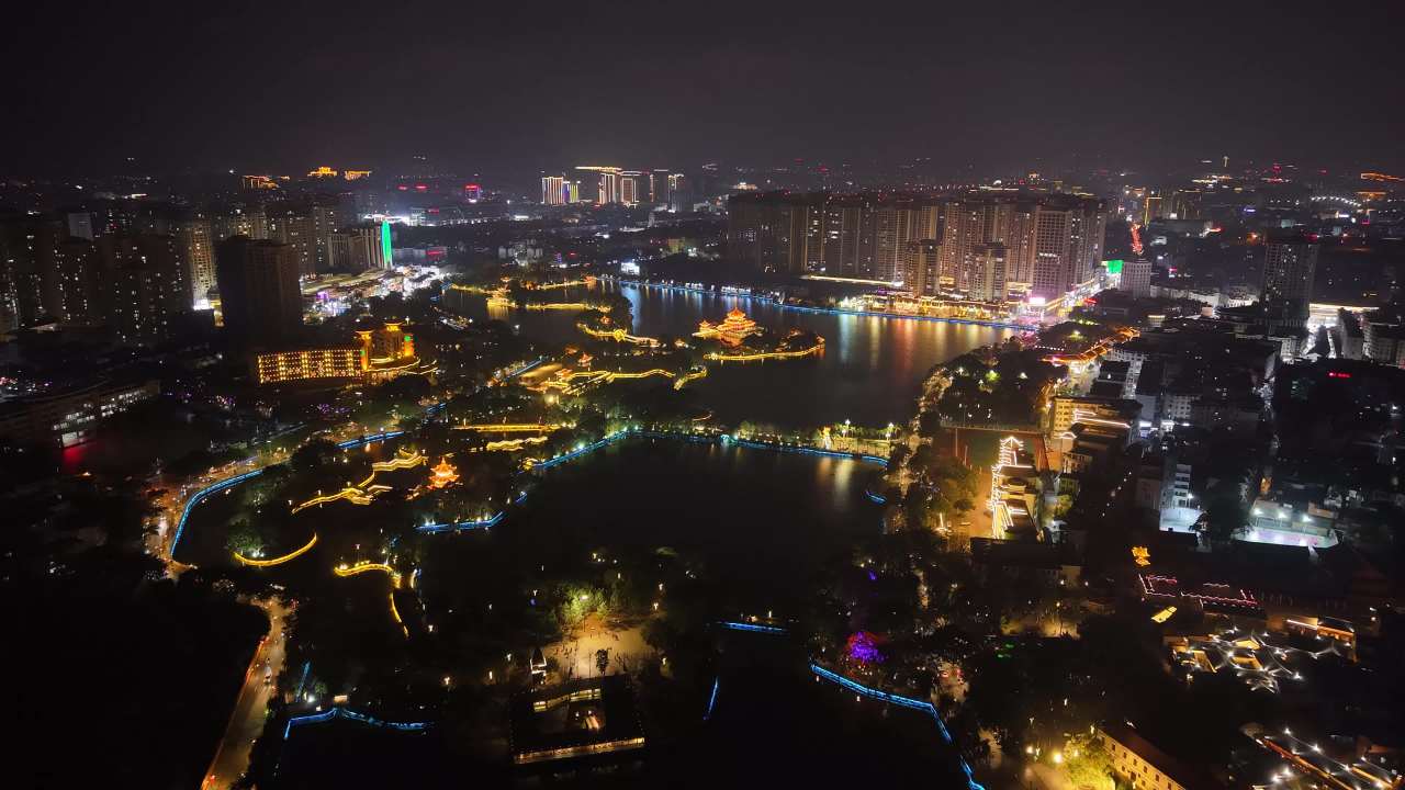 灯火辉煌的城市夜景
