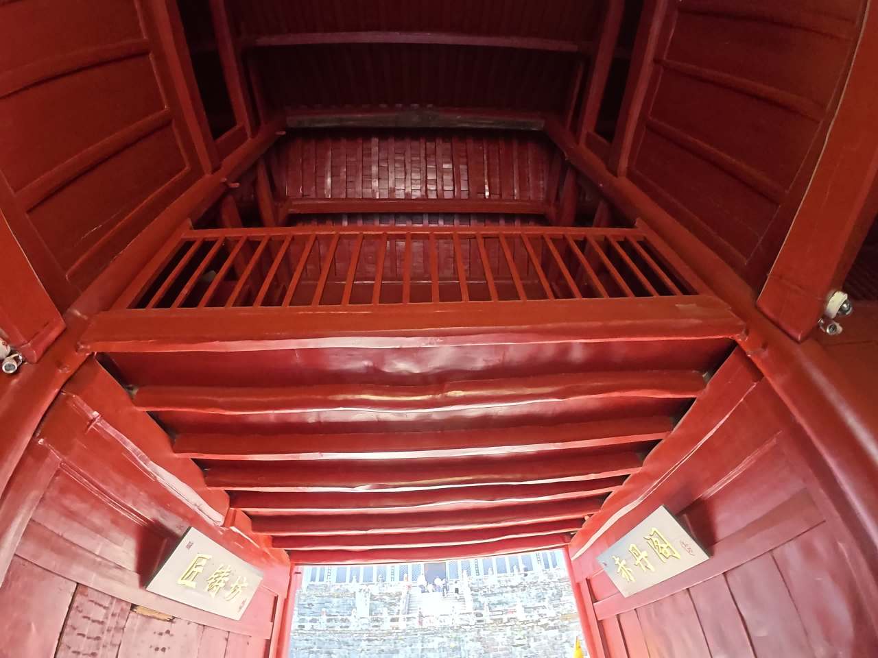 红门古院游人行