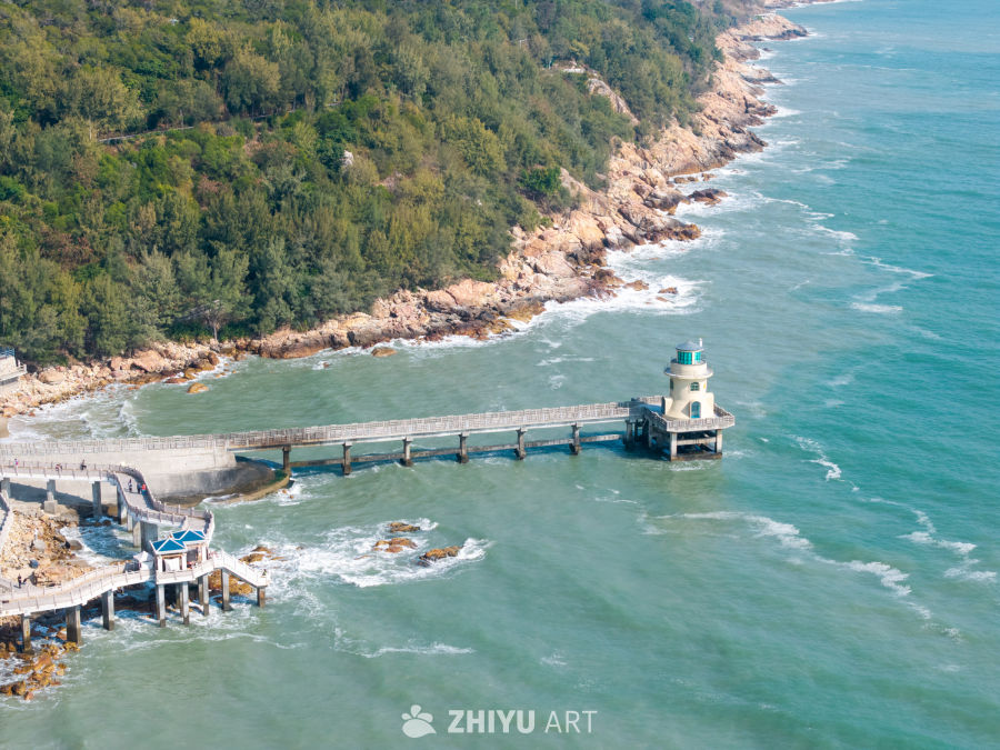 海滨灯塔与栈桥风光