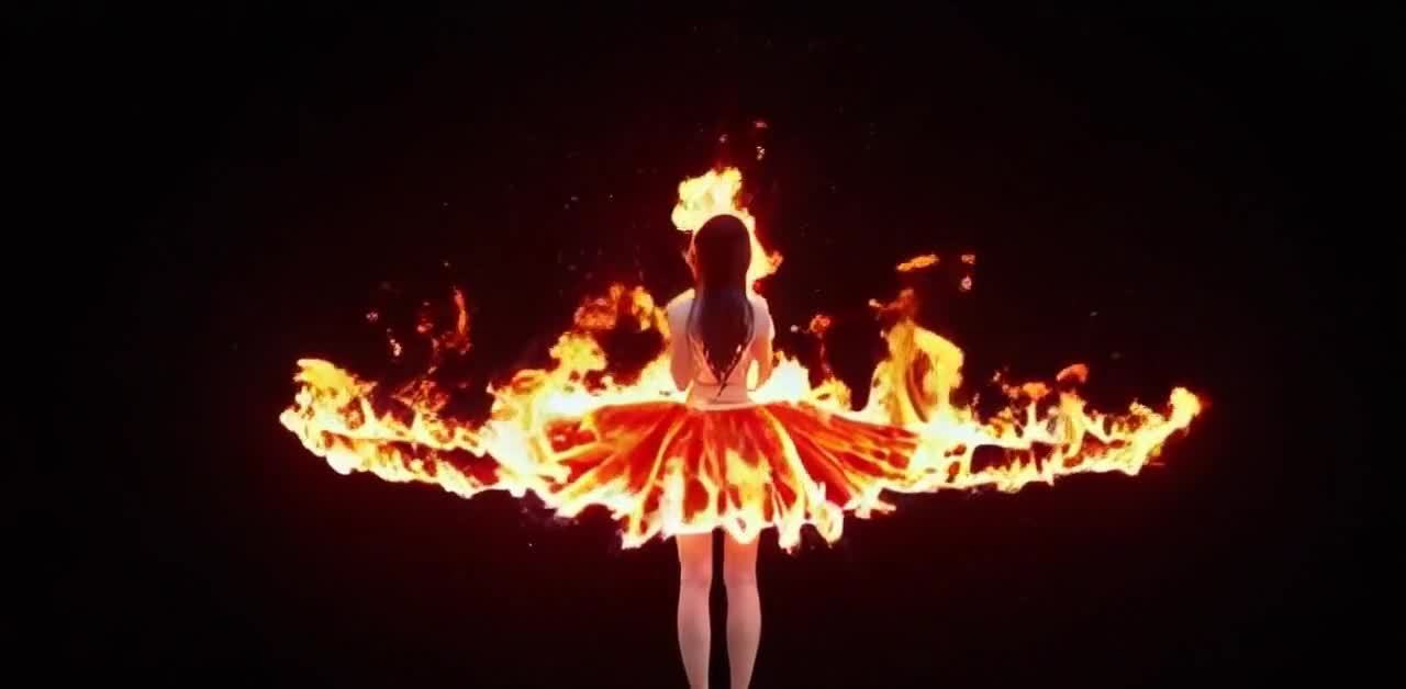 一位女孩站在黑色的背景中，她背对着镜头。她穿着一件