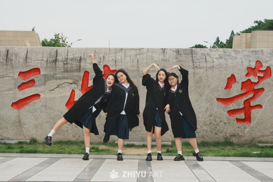 青春毕业季：学士服下的友谊时光