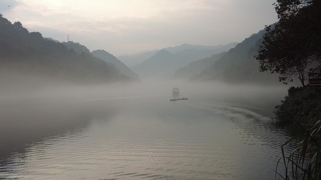 湖南郴州小东江清晨迷雾实拍 