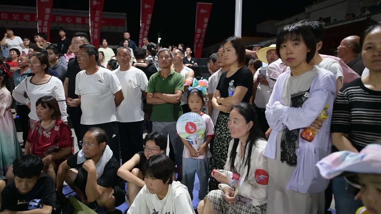 夜晚户外群众活动