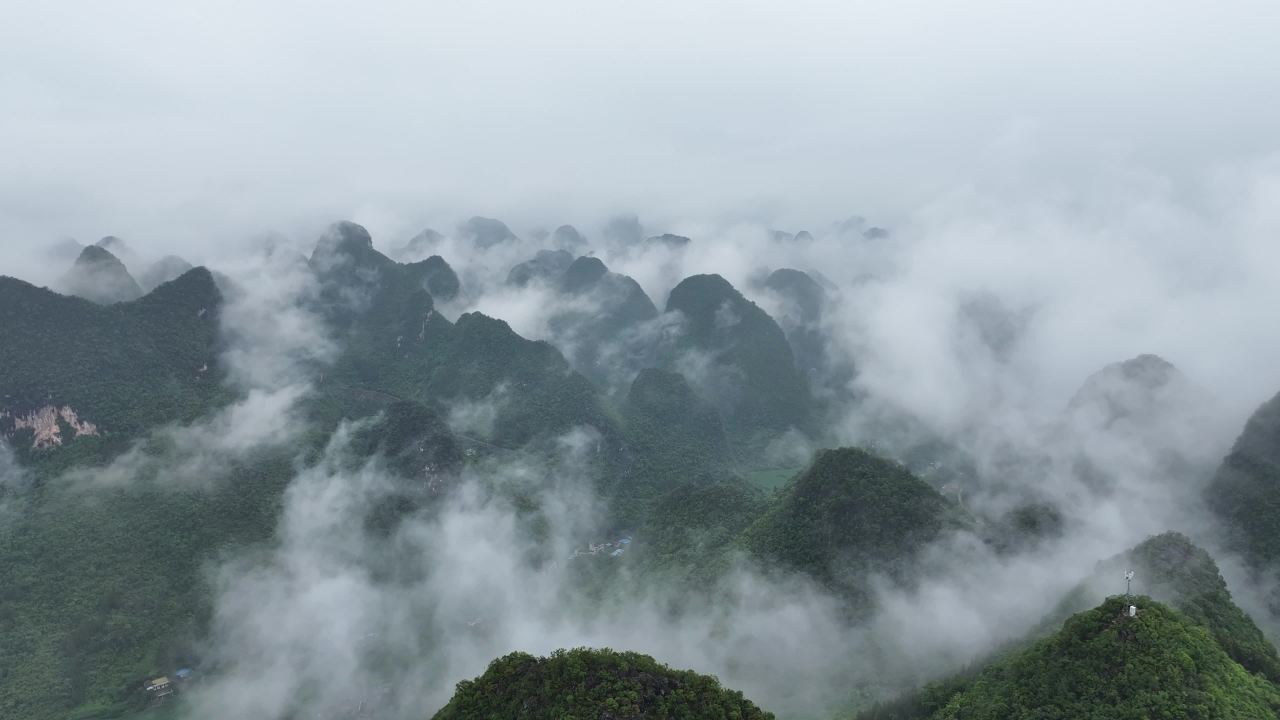 航拍高速云山区喀斯特峰林雾缭绕美如画