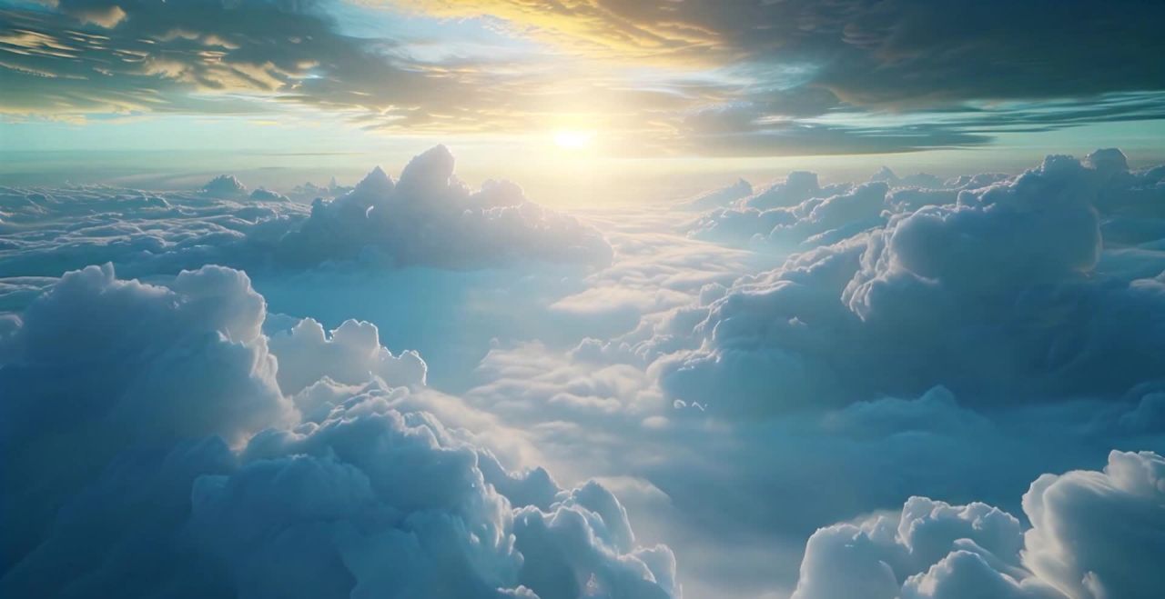 云海翻滚，耀眼的阳光穿透云层，如梦似幻的光景。