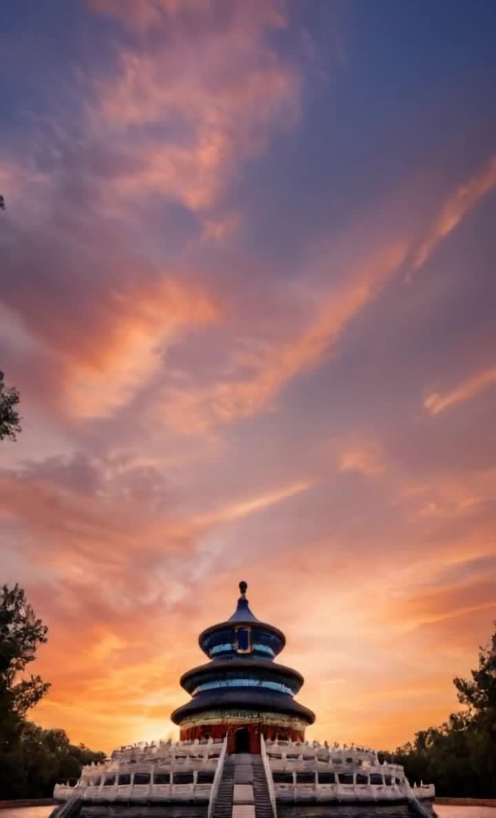 北京天坛在日落时分展现壮丽景色
