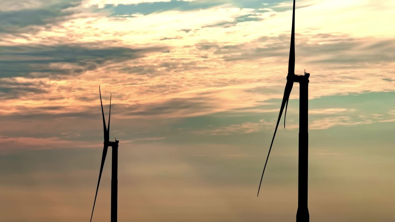 航拍乡村农田中清洁能源的风力发电