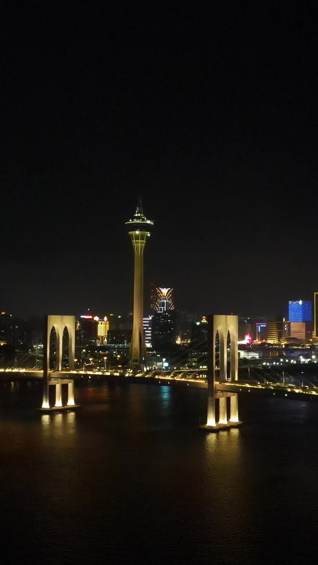 璀璨夜幕下的澳门塔与大桥