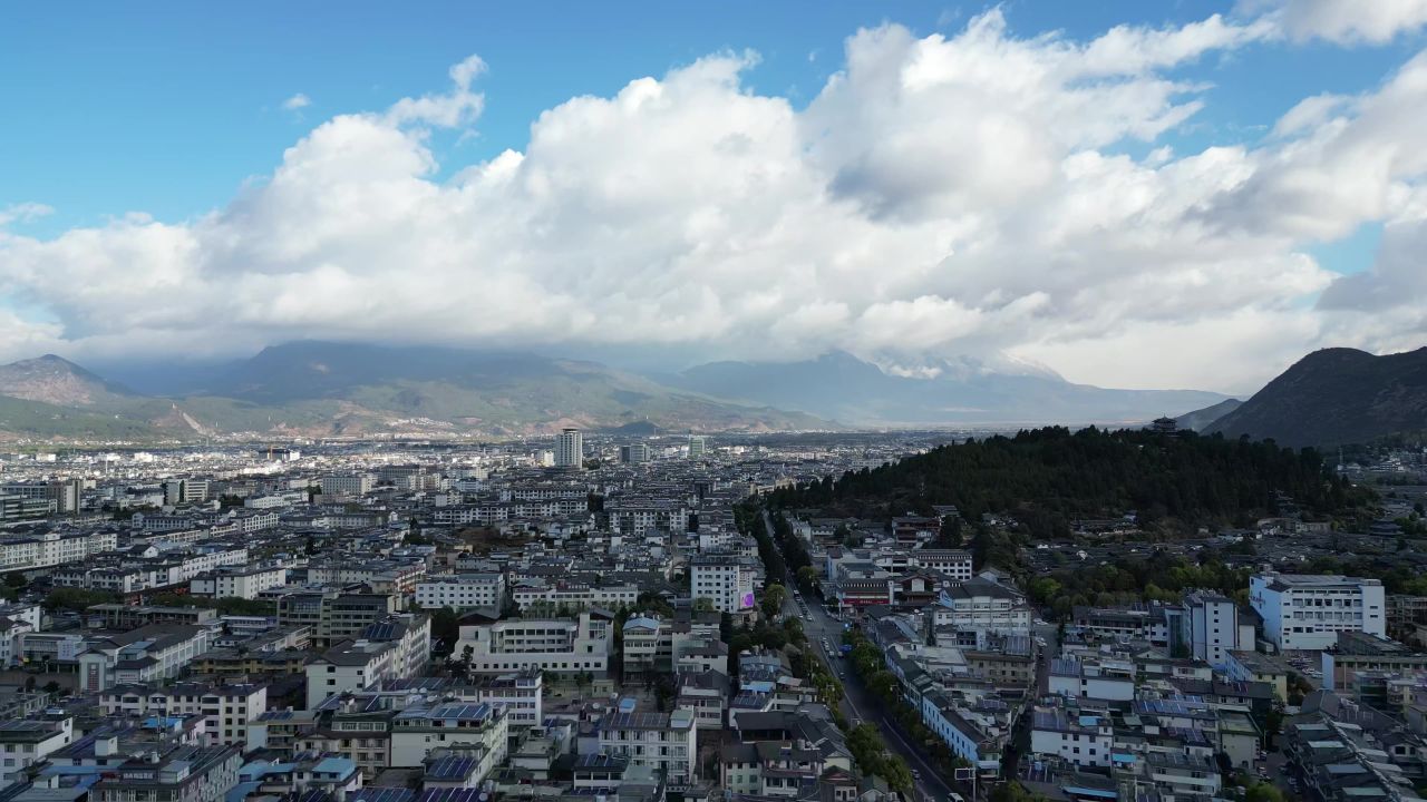 航拍云南丽江古城狮子山景区