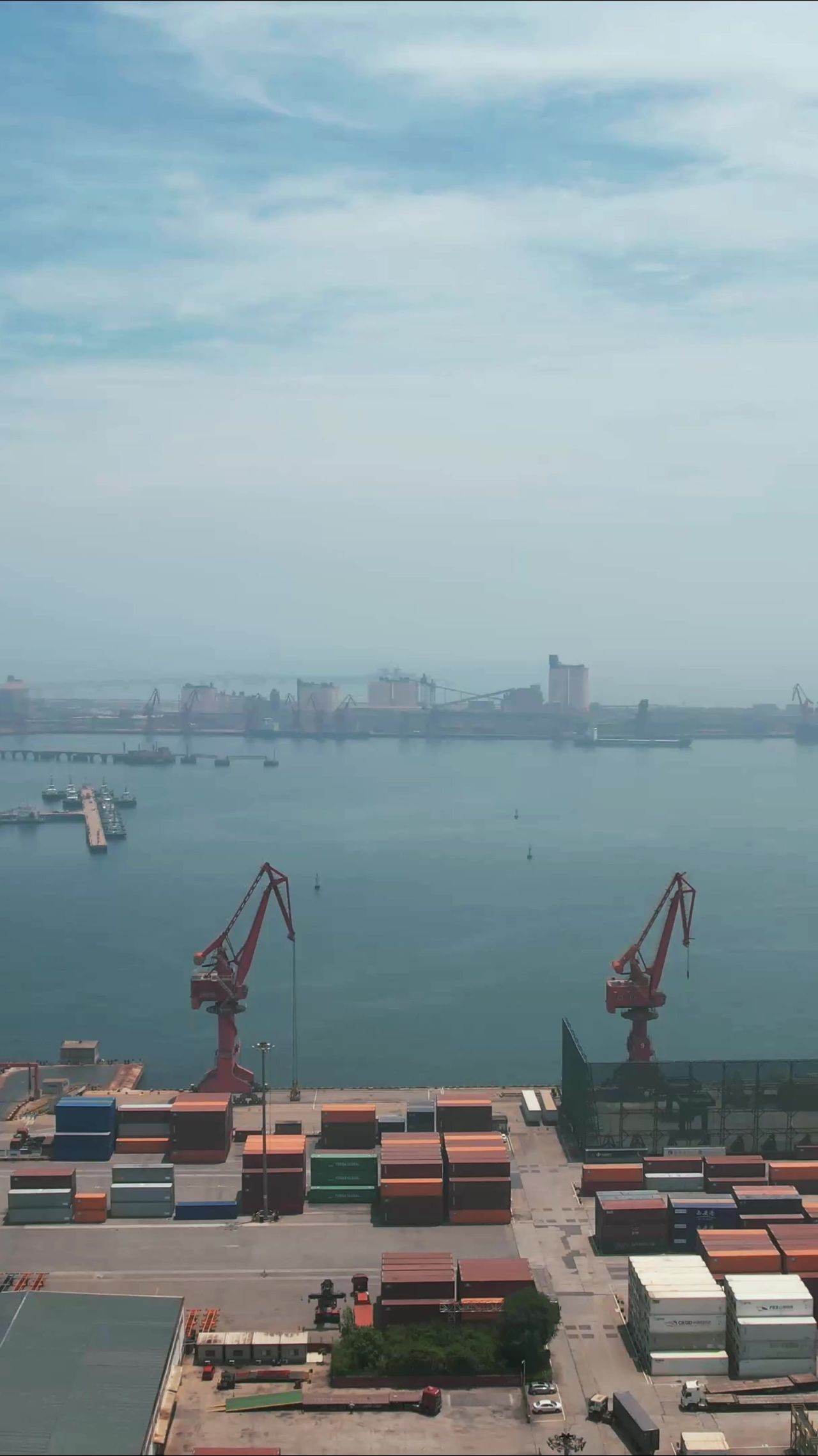 港口码头卸货吊臂竖屏航拍