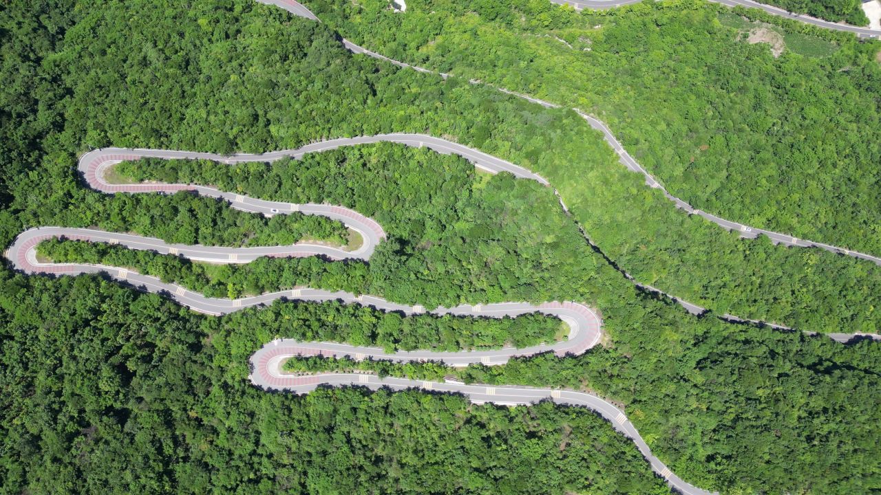 航拍蜿蜒盘山十回首 