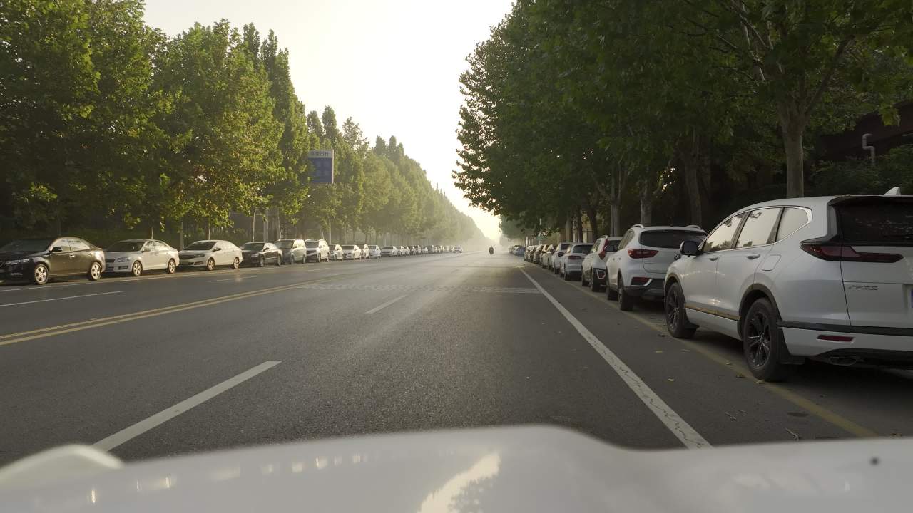 晨光中的城市之路