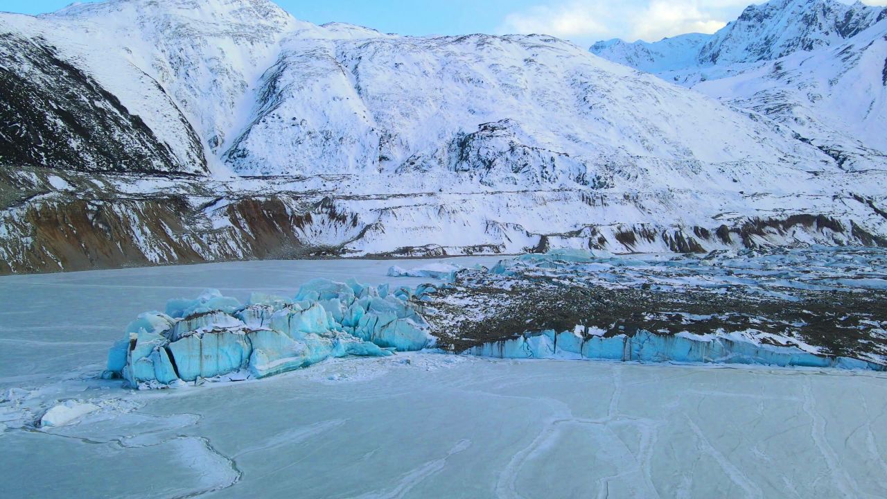 航拍西藏冰雪覆盖的来古冰川