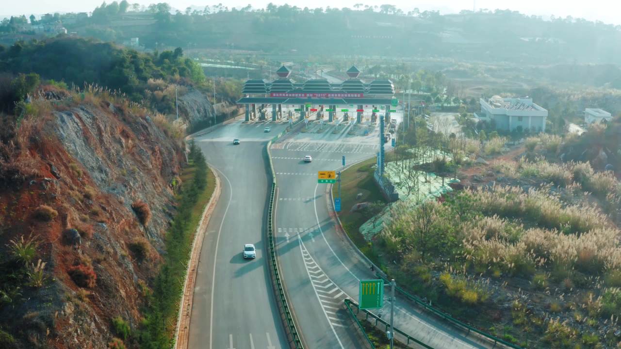 清晨阳光下的高速公路收费站
