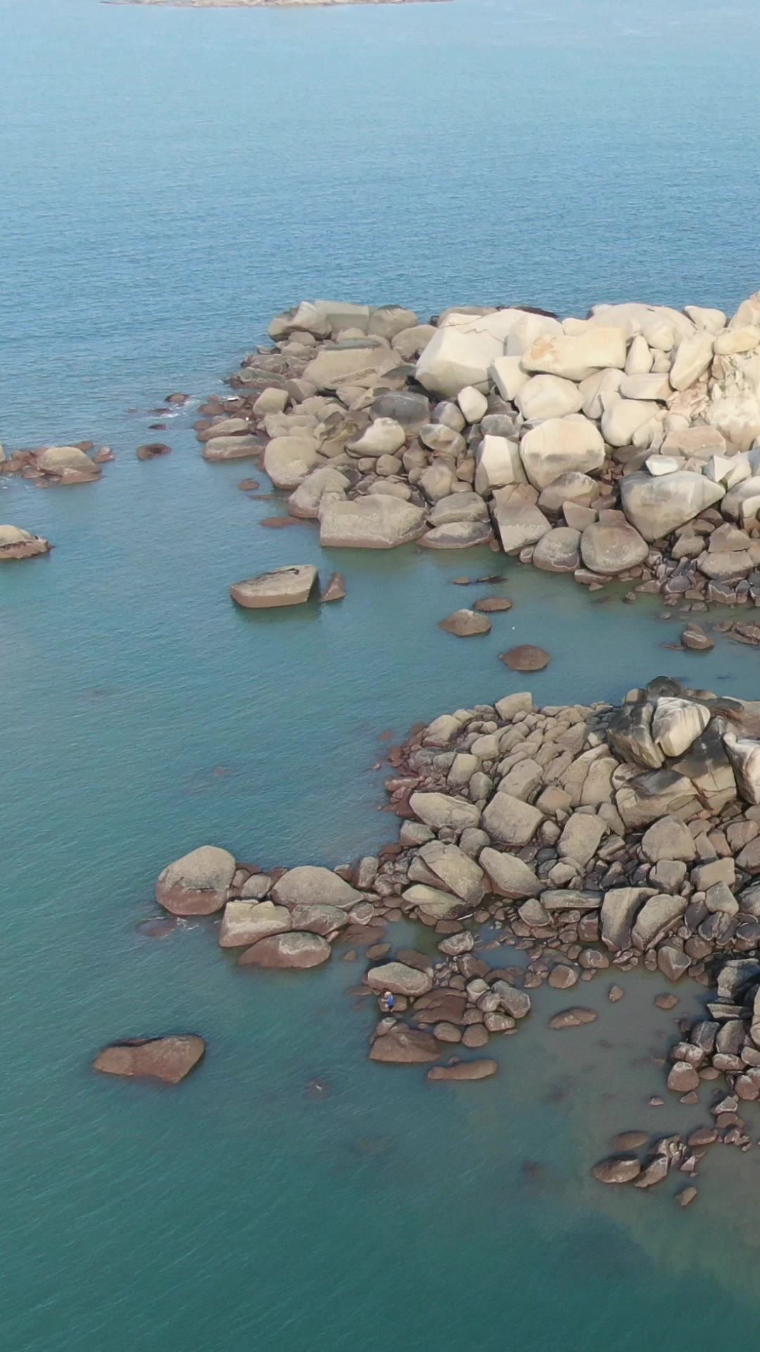 旅游景区福建湄洲岛大海海浪沙滩礁石竖屏