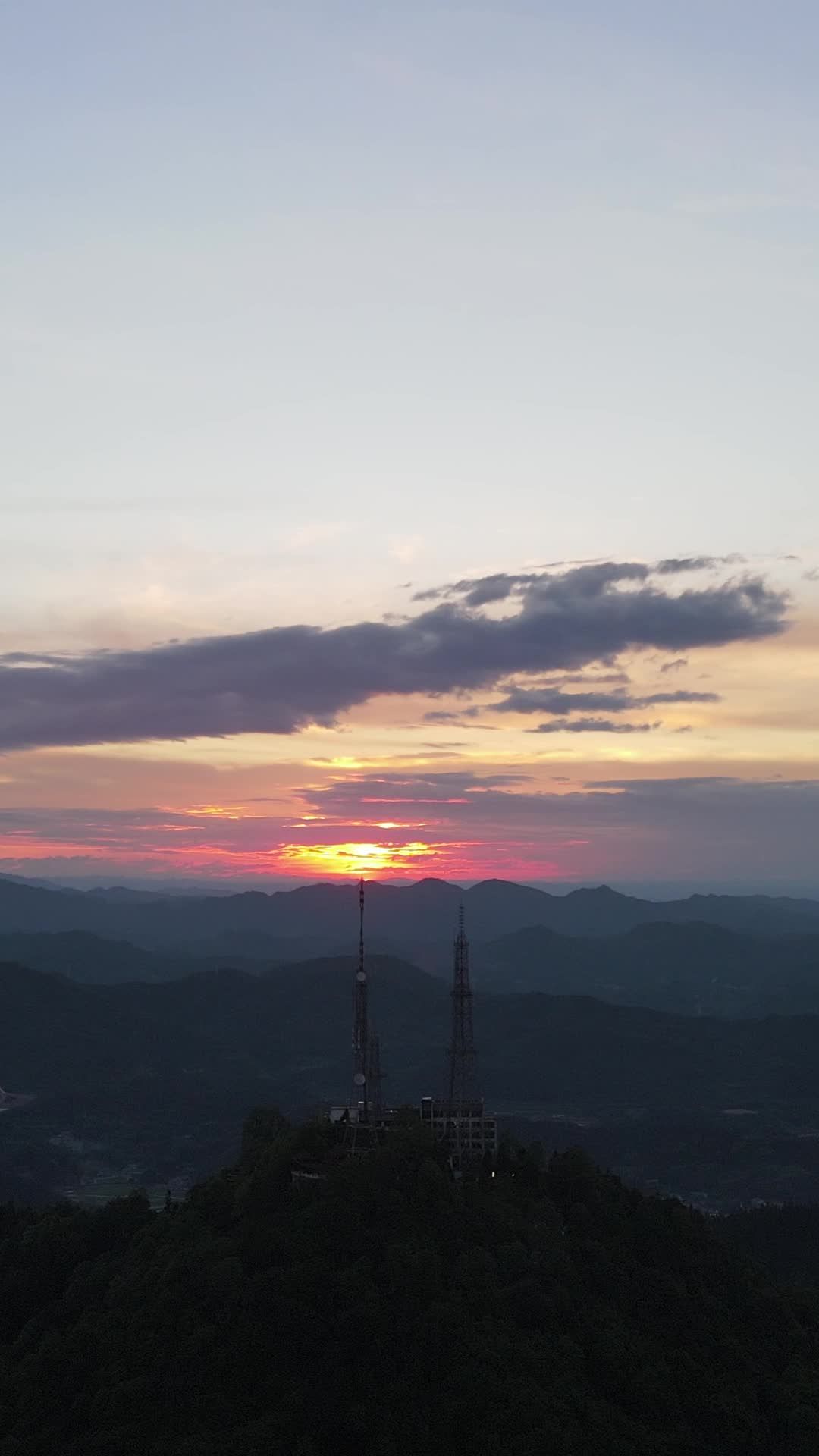 山巅日落与通信塔