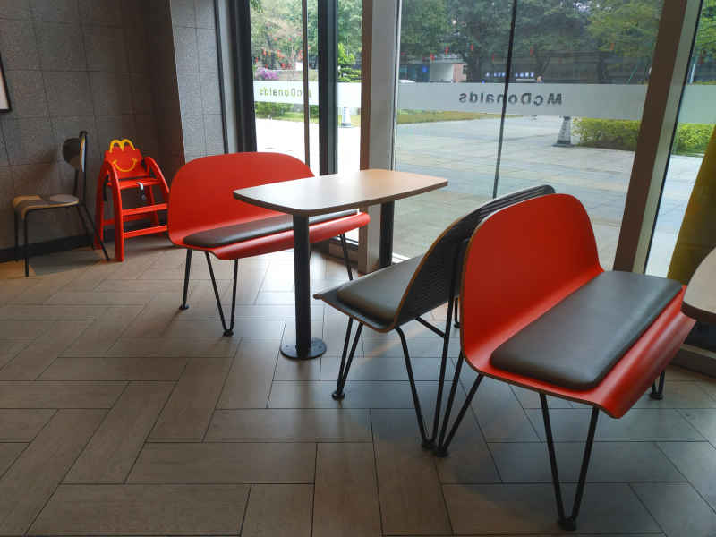 麦当劳餐厅桌椅