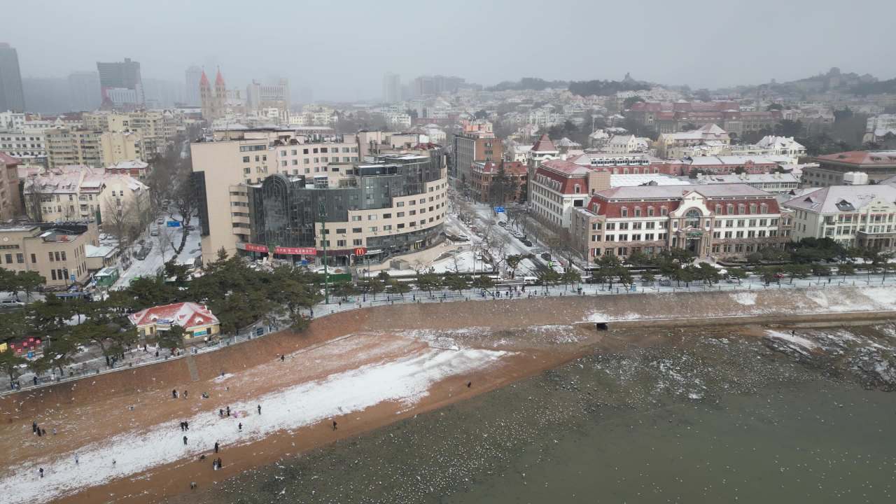 青岛市南老城区栈桥海边雪景航拍 13