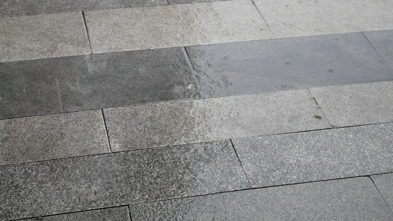 大雨落在石板地上