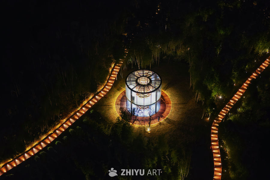 夜幕下的圆形玻璃建筑