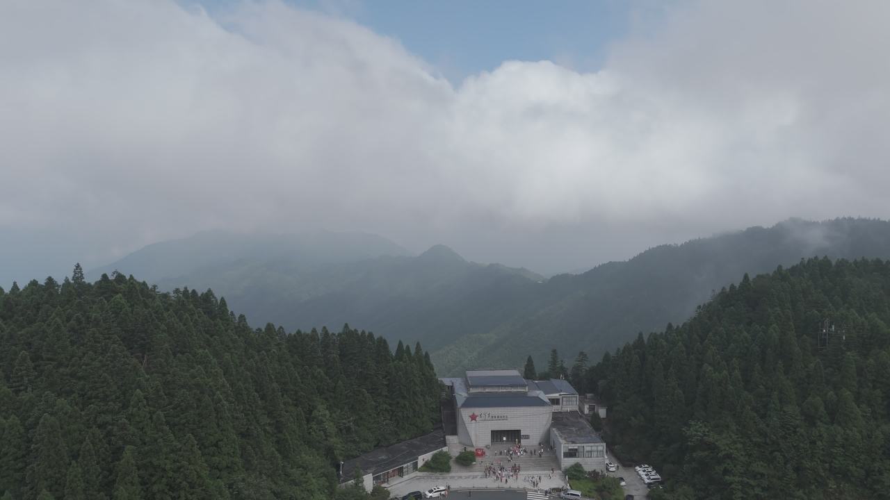 山间建筑航拍：云雾缭绕的自然美景