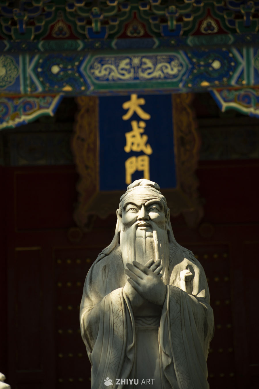 孔子雕像与古建筑