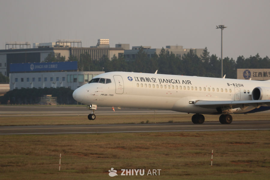 江西航空ARJ21-700飞机起飞