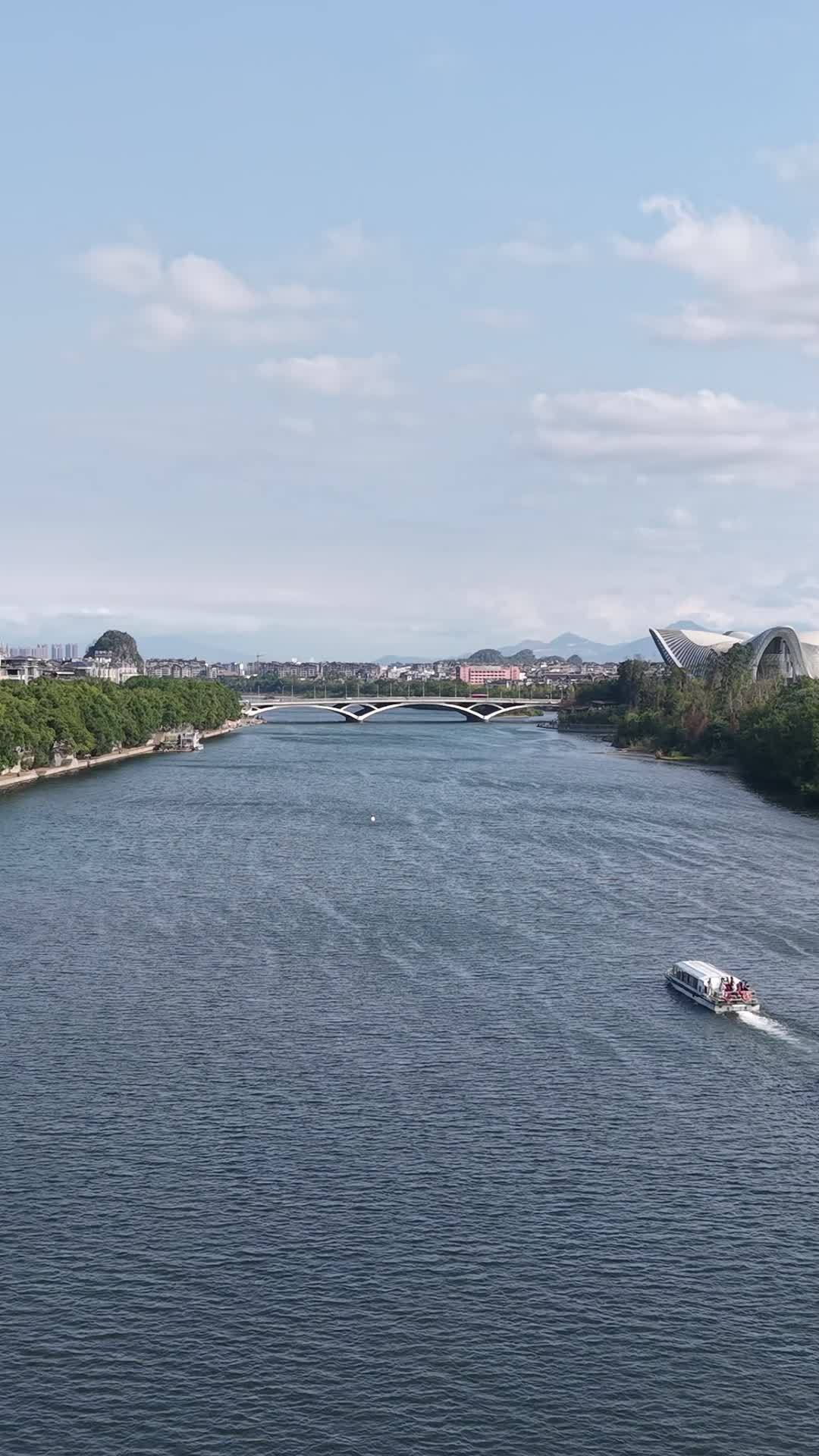 河上风景与现代都市