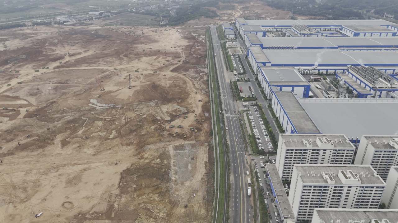 城市扩建航拍：工地与建筑