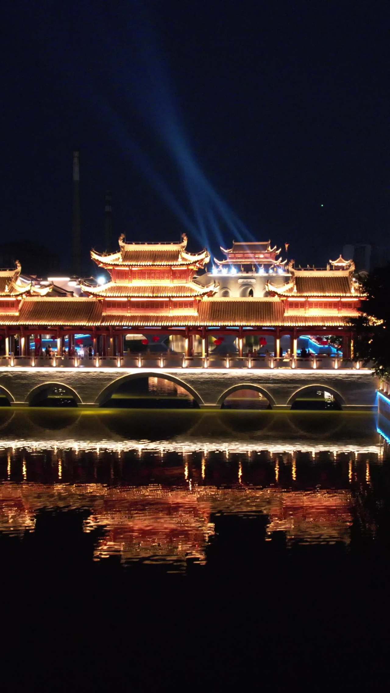 灯火辉煌的古桥夜景