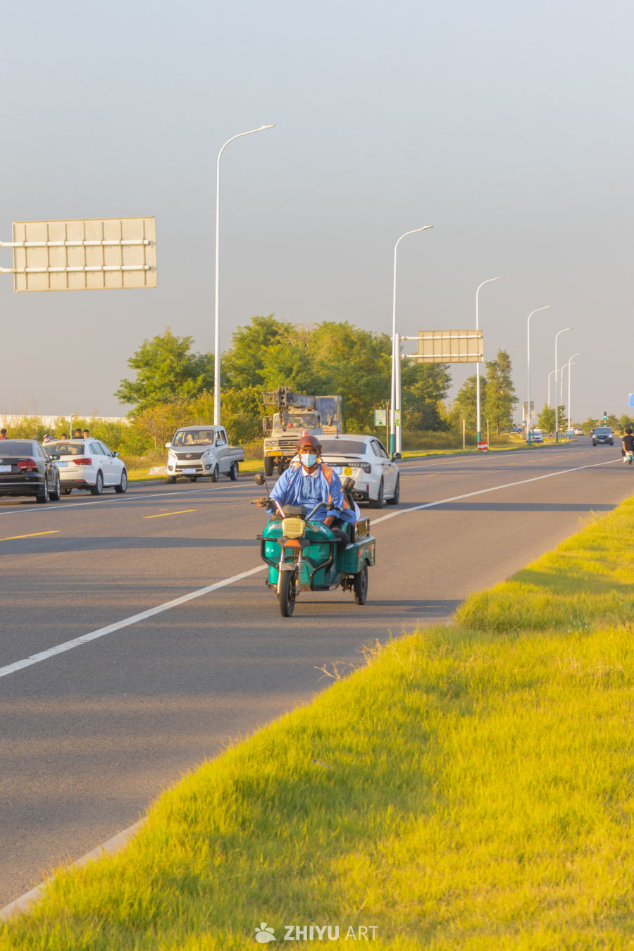 三轮车行驶在乡间公路上