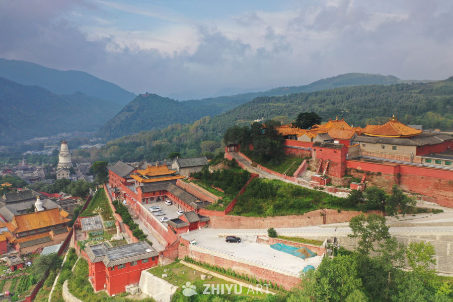 寺庙山丘上的宁静时光