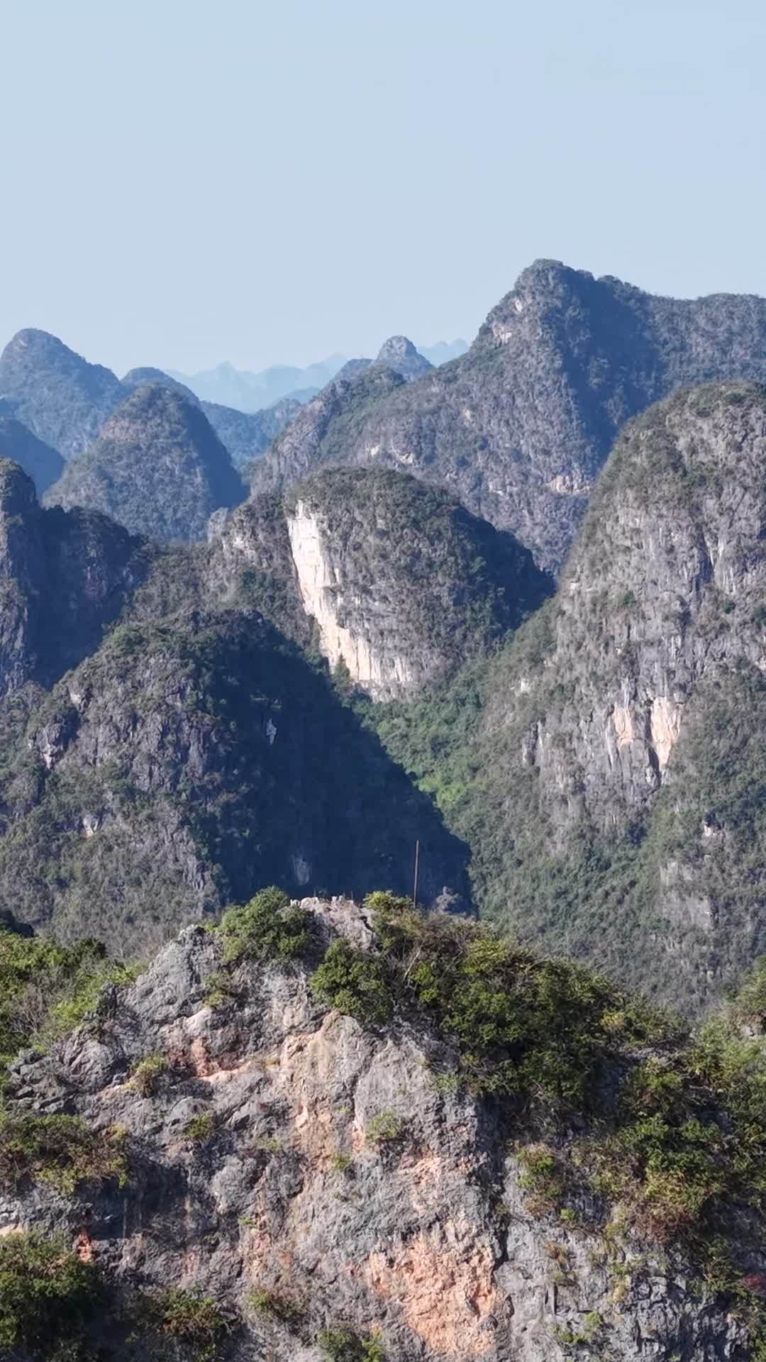 群山叠翠，宁静自然