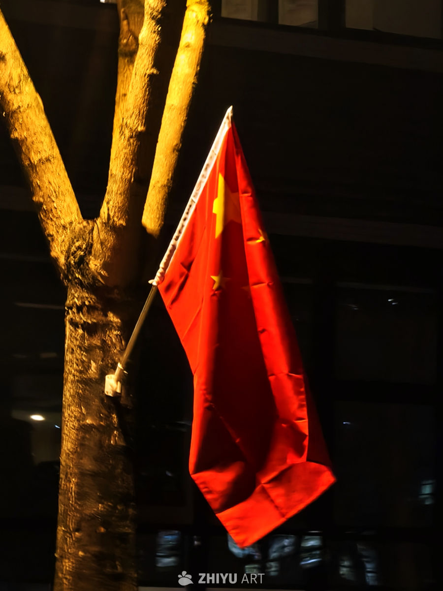 夜幕下的中国国旗